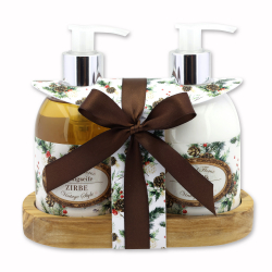 Bodymilk und Flüssigseife auf Holzablage, Vintage Style