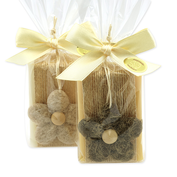 Schafmilchseife eckig 100g dekoriert mit Blume in Cello, Classic/Zirbe 