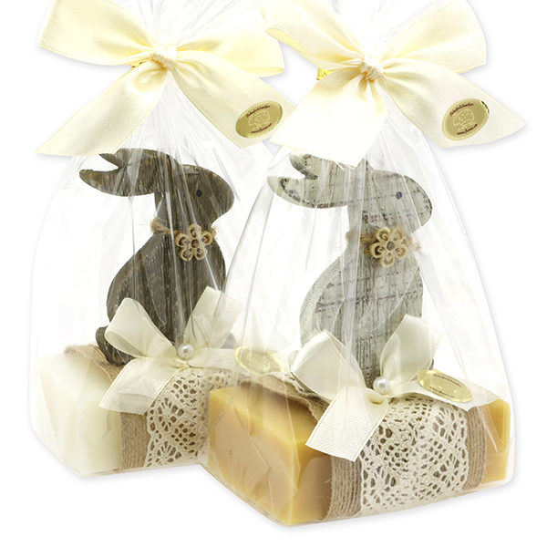 Schafmilchseife eckig 150g dekoriert mit Hase in Cello, Classic/Zirbe 