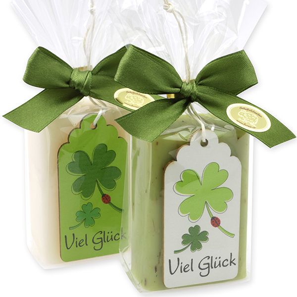Schafmilchseife eckig 100g dekoriert mit Anhänger Kleeblatt "Viel Glück" in Cello, Classic/Eisenkraut 