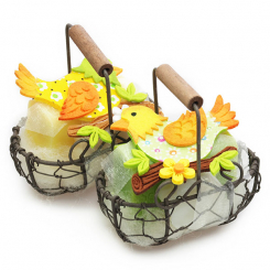 Drahtkorb gefüllt mit Schafmilchseife eckig 100g und Blume mini 20g Classic dekoriert mit Vogel, Birne/Frangipani 