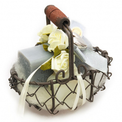 Drahtkorb gefüllt mit Schafmilchseife eckig 100g und Blume mini 20g dekoriert mit Rosen, Edelweiß silber 