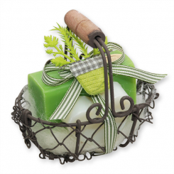 Drahtkorb gefüllt mit Schafmilchseife eckig 100g und Herz 23g Classic, dekoriert mit Kräutertopf, Apfel 