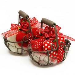 Drahtkorb gefüllt mit Schafmilchseife eckig 100g dekoriert mit Rose, Classic/Rose 