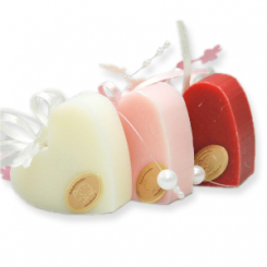 Schafmilchseife Herz mittel 23g hängend, dekoriert mit Perlenband, sortiert 