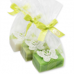 Schafmilchseife eckig 100g dekoriert mit Häkelschmetterling in Cello, sortiert 