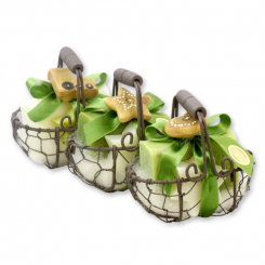 Drahtkorb gefüllt mit Schafmilchseife eckig 100g und Stern midi 20g dekoriert mit Deko Lebkuchen, Classic/Eisenkraut 